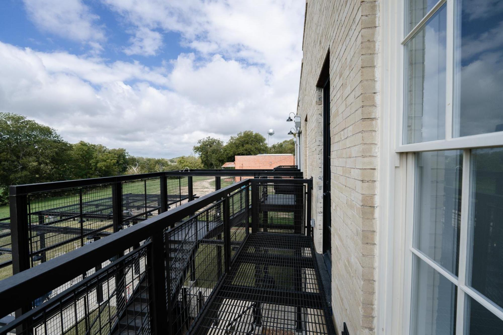 Western 1924 Luxury Lofts Martindale Exterior foto